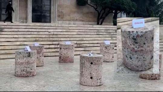 Protestat e dhunshme/ I thyen karriget, Rama i zëvendëson me stola guri dhe bën sërish thirrje për dialog (VIDEO)