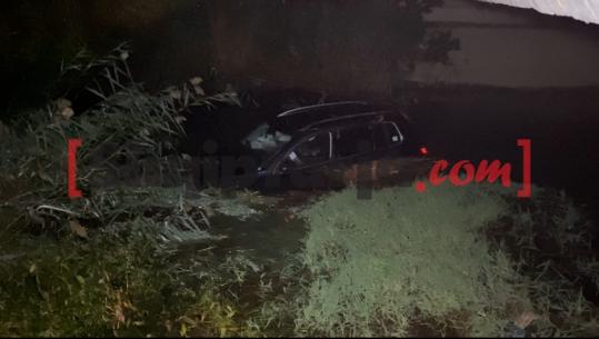 Lushnjë/ Humbi kontrollin, makina përplaset me barrierat mbrojtëse dhe përfundon në kanal! Plagosen burrë e grua