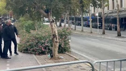 Në pritje të protestës, policia vendos kordon sigurie rreth parlamentit