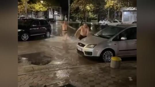Reshjet shiut në Vlorë, por turistët nuk i pengon që të argëtohen! Luajnë në mes të rrugëve të bllokuara me ujë