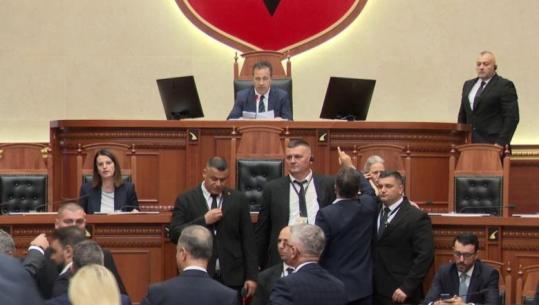 Protesta/ PD bllokon foltoren që në nisje të seancës: Duhet zgjidhje politike