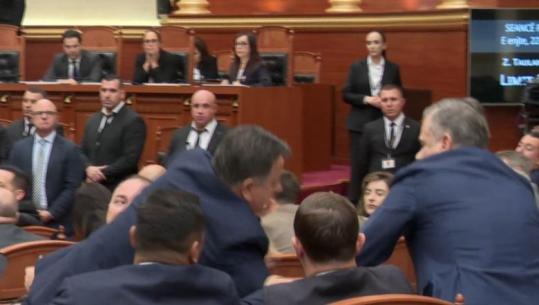 Seanca plenare nis me tensione, Noka i heq me forcë mikrofonin Taulant Ballës