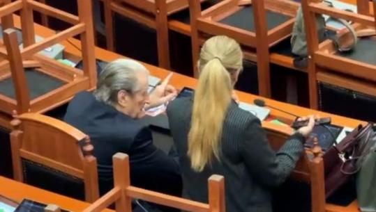 Tensionet në Kuvend Berisha udhëzon deputetët se çfarë duhet të bëjnë në foltore