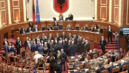 Kaos në Kuvend, deputetët e opozitës mbajnë të bllokuar foltoren, përmbysin karriget! Hedhin ujë, thirrje: Parlament i krimit