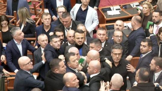 Pas sulmit ndaj Ballës, Noka tenton t’u rrëmbejë kartonët deputetëve të PS