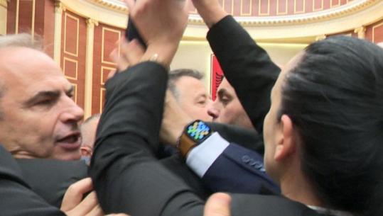 Të tjera sulme nga PD në Kuvend, Fidel Kreka shtyn ish-ministrin Hoxha, i gjuan me bllokun e votimit në kokë 