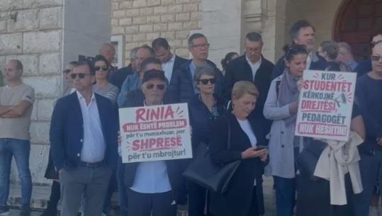 Protestë para Politeknikut të Tiranës, një grup pedagogësh mblidhen me pankarta në mbështetje të studentëve! Pritet marshim drejt Kryeministrisë