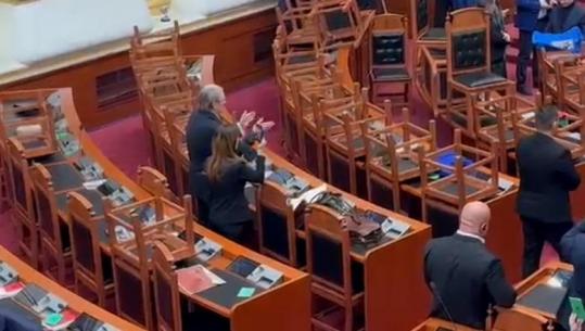 Opozita mban të bllokuar foltoren, Berisha duartroket nga vendi i tij pas udhëzimeve të dhëna
