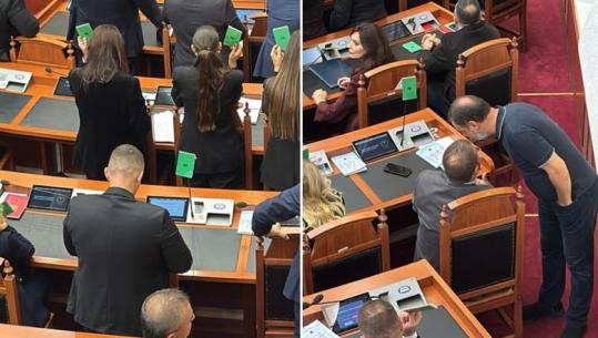 Mazhoranca vijon votimin pa diskutim, Ardit Bido e deputetët socialistë vendosin kartonët mbi mikrofon