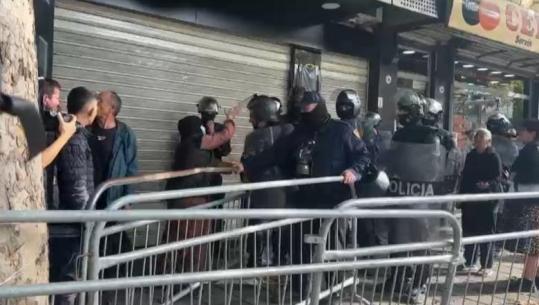 Degradon debati i protestueses me policin, e godet me shuplakë në fytyrë