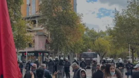 Protestuesit grumbullohen pranë Kuvendit, thirrje kundër qeverisë!