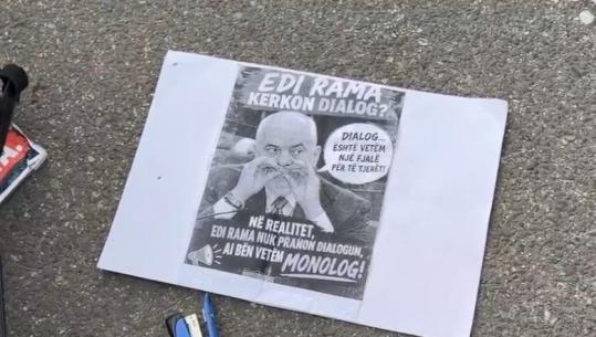 Protestuesit i përgjigjen me pankartë ftesës së Ramës për dialog: Ai bën vetëm monolog