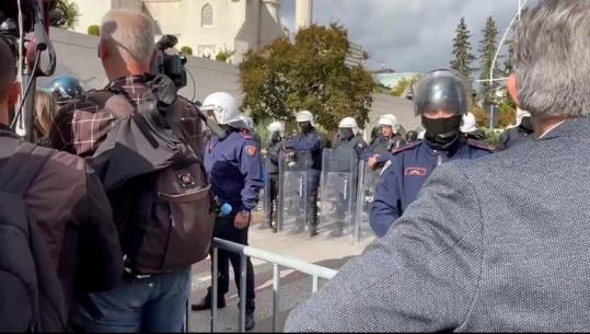 Policia vendos dy kordone pranë Kuvendit, grupi i pedagogëve ndryshon rrugën për t’iu bashkuar protestuesve