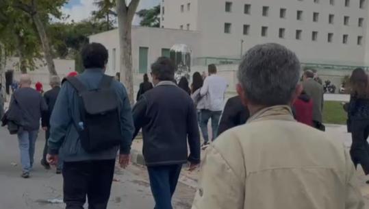 Përfundon seanca plenare, policia heq perimetrin e sigurisë pranë Kuvendit! Protestuesit vijojnë marshimin drejt rrugës kryesore