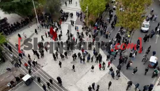 Protesta para Kuvendit, një grusht pjesëmarrësish shkulën gardhin metalik! U bashkohen edhe dhjetëra pedagogë të lidhur me opozitën, më pas marshojnë drejt Kryeministrisë (PAMJE ME DRON)