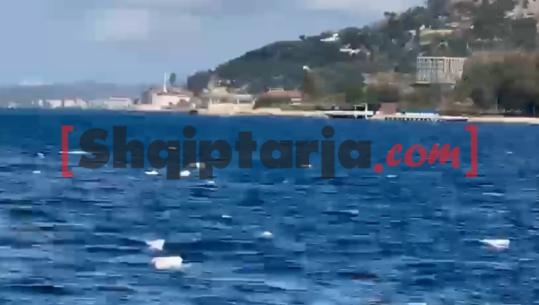 Ndotja në Gjirin e Vlorës, mbetjet pushtojnë vijën bregdetare