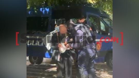 Një moment ndryshe nga protestat në Tiranë! Policët ndalojnë një qytetar në nevojë dhe i ofrojnë ndihmë
