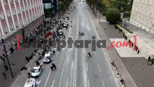 Protesta kundër qeverisë, pjesëmarrësit të paktë në numër! Droni tregon pamjet e bulevardit në orën 14:20