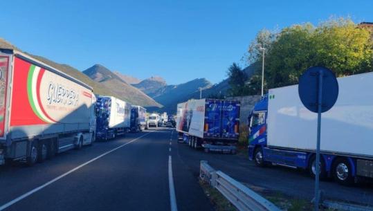 Protestat paralizojnë transportin e mallrave në Itali, qeveria Meloni miraton ndihma për transportuesit, fermerët dhe peshkatarët! 3 mln euro humbje në 24 orë nga bllokadat