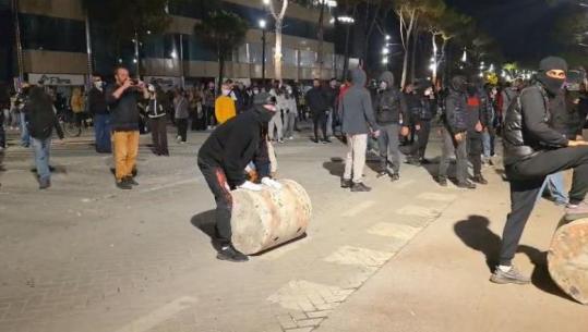 Refuzuan sërish dialogun me Ramën, një grusht protestuesish në bulevard! Persona të maskuar përmbysin ‘gurët e dialogut’ dhe bllokojnë rrugën