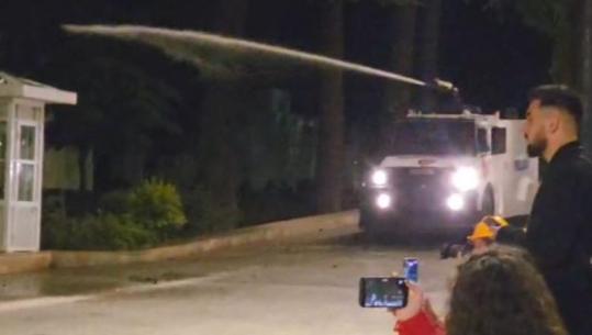 Protestuesit hedhin gurë drejt policisë, efektivët kundërpërgjigjen me autobot uji