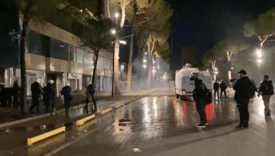 Protestuesit sulmojnë me gurë në drejtim të efektivëve në bulevardin Dëshmorët e Kombit, Policia i shpërndan me ujë