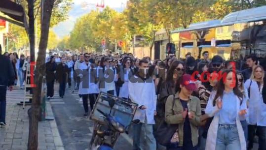 Dita e 11-të e protestës, studentët e mjekësisë të veshur me uniformën e bardhë dhe të maskuar marshim drejt Ministrisë së Arsimit