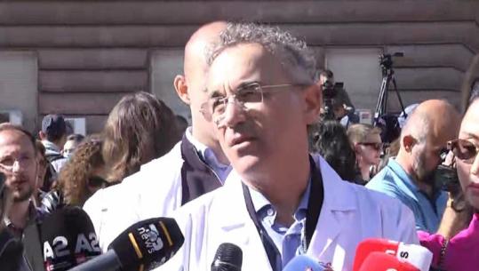 Mjeku në protestën para kryeministrisë: Brezi ynë duhet t’u kërkojë ndjesë të rinjve për situatën e krijuar nga politika aktuale