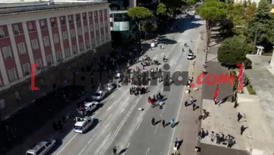 Protesta, një grusht protestuesish para Kryeministrisë! Pamjet me dron ora 13:00