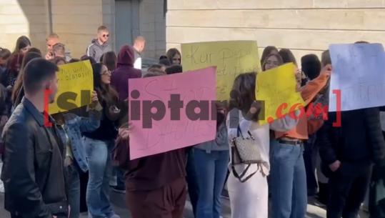 Korçë, një grup studentësh solidarizohen me Tiranën: Duam një të ardhme më të sigurt (VIDEO)