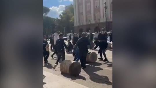 Protestuesit i thanë jo dialogut dhe përmbysën stolat prej guri, Rama nxjerr pamjet para Kryeministrisë: Studentë jo, pedagogë jo! Ç’janë këta që duan vetëm rrëmujë?