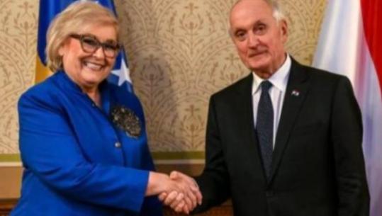 Presidentja e Kosovës pritet nga homologu hungarez në vizitën e parë jashtë vendit, në fokus siguria dhe integrimi evropian
