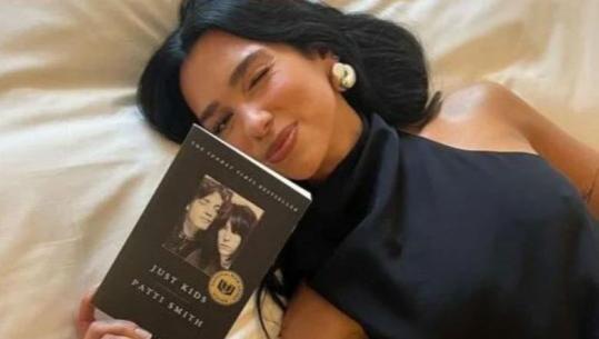 Si shkëputet Dua Lipa nga telefoni dhe rrjetet sociale? Këngëtarja zbulon pasionin që i merr gjithë vëmendjen: Sekreti janë librat!