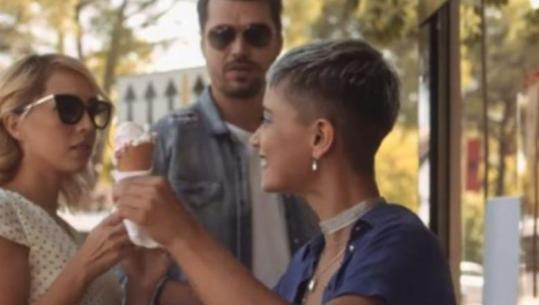 Ishte pjesë e videoklipit të tij, Alban Skënderaj mesazh prekës për Rinesën: E jetove jetën me guxim, si një ‘Lea’ e vërtetë!