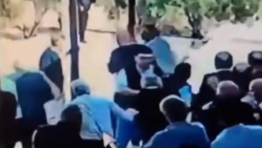 Hyjnë me kallashnikov në kishë dhe hapin zjarr gjatë funeralit, 7 të vdekur dhe 40 të plagosur në Jordani