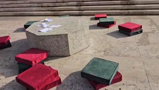 Protestuesit s’pranojnë dialog, grisin ftesat e Ramës në ‘sofrën’ para kryeministrisë