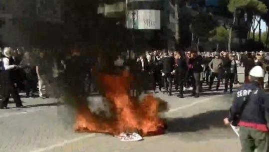Berisha thirri protestë kombëtare, disa qindra militantë mblidhen para Kryeministrisë! Braktiset nga studentët dhe flamingot, tubimi i tyre në 14:00 te Ministria (VIDEO)
