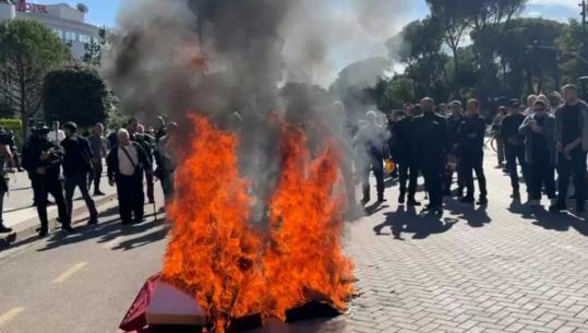 Berisha thirri protestë kombëtare, disa qindra militantë mblidhen para Kryeministrisë! Braktiset nga studentët dhe flamingot, tubimi i tyre në 14:00 te Ministria (VIDEO)
