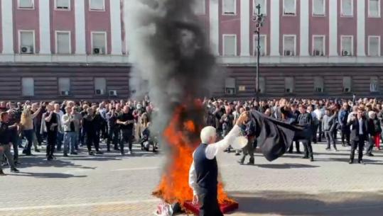 Në mungesë të studentëve, i moshuari i PD ‘kopjon’ protestën e të rinjve me një kërcim mes flakëve