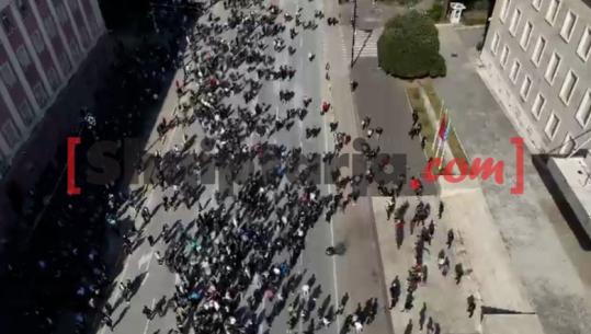 Berisha thirri protestë kombëtare, disa qindra militantë mblidhen para Kryeministrisë! Braktiset nga studentët dhe flamingot, tubimi i tyre në 14:00 te Ministria! Mungon kreu i PD (VIDEO)