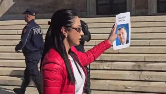 Protesta e PD te kryeministria, Kuçana ‘shtron’ foto mbi sofër: Rama do të bëjë dialog me Agasin, Yeffet e Ballën