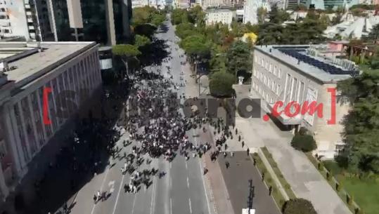 Pamje me dron nga protesta e PD para kryeministrisë, mblidhen vetëm një grup militantësh