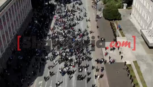 Pamje me dron/ Berisha thirri protestë kombëtare, një grup militantësh mblidhen para Kryeministrisë! Braktiset nga studentët dhe 'flamingot', tubimi i tyre në 14:00 te Ministria! Mungon kreu i PD