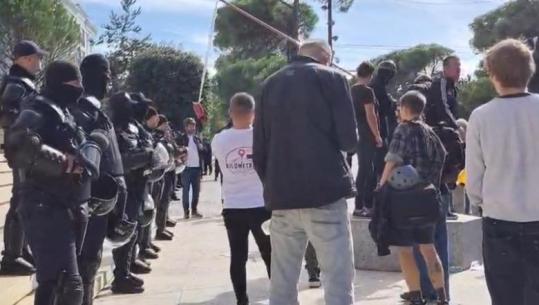 Tentativë për t’u ngjarë të rinjve, militantët e Berishës i kopjojnë gjestin e karremit me kroasant