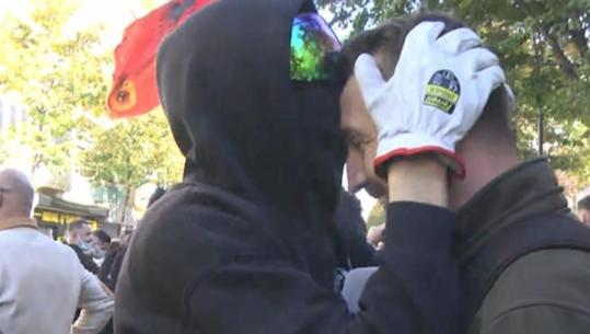 Befason protestuesi i famshëm me maskë, puth gazetarin dhe kamerën e Report Tv! Bën dhe ‘selfie’