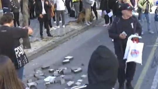 Protestuesit nisin heqjen e pllakave të trotuarit te Rruga e Durrësit, gati për nisjen e sulmeve ndaj Ministrisë së Arsimit