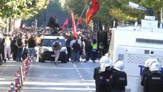 ‘Rama në burg, Belinda në burg’, militantët e PD ‘harrojnë’ thirrjen, protestuesit ua kujtojnë: Berisha në burg