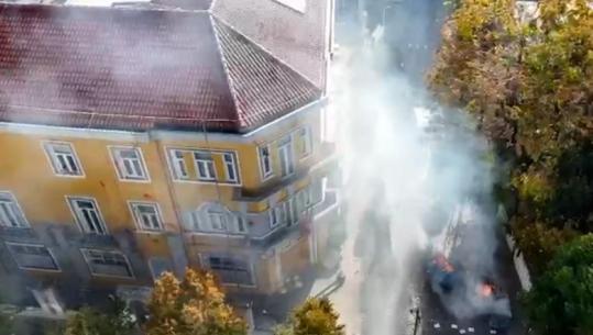 Pamjet me Dron/ Rruga e Durrësit si ‘arenë lufte’, protestuesit sulme me gurë e sende të forta ndaj policëve! Zjarr e tym para Ministrisë së Arsimit