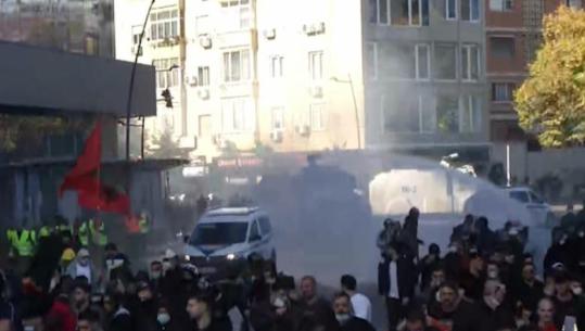 Autobotët ndjekin protestuesit nga pas, i shpërndan me ujë e gaz lotsjellës