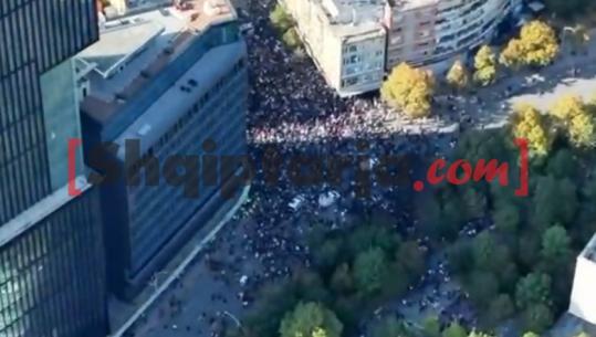 Pamjet me Dron/ Momenti kur protestuesit shpërndahen, pas hedhjes së ujit nga policia te 'rruga e Durrësit'